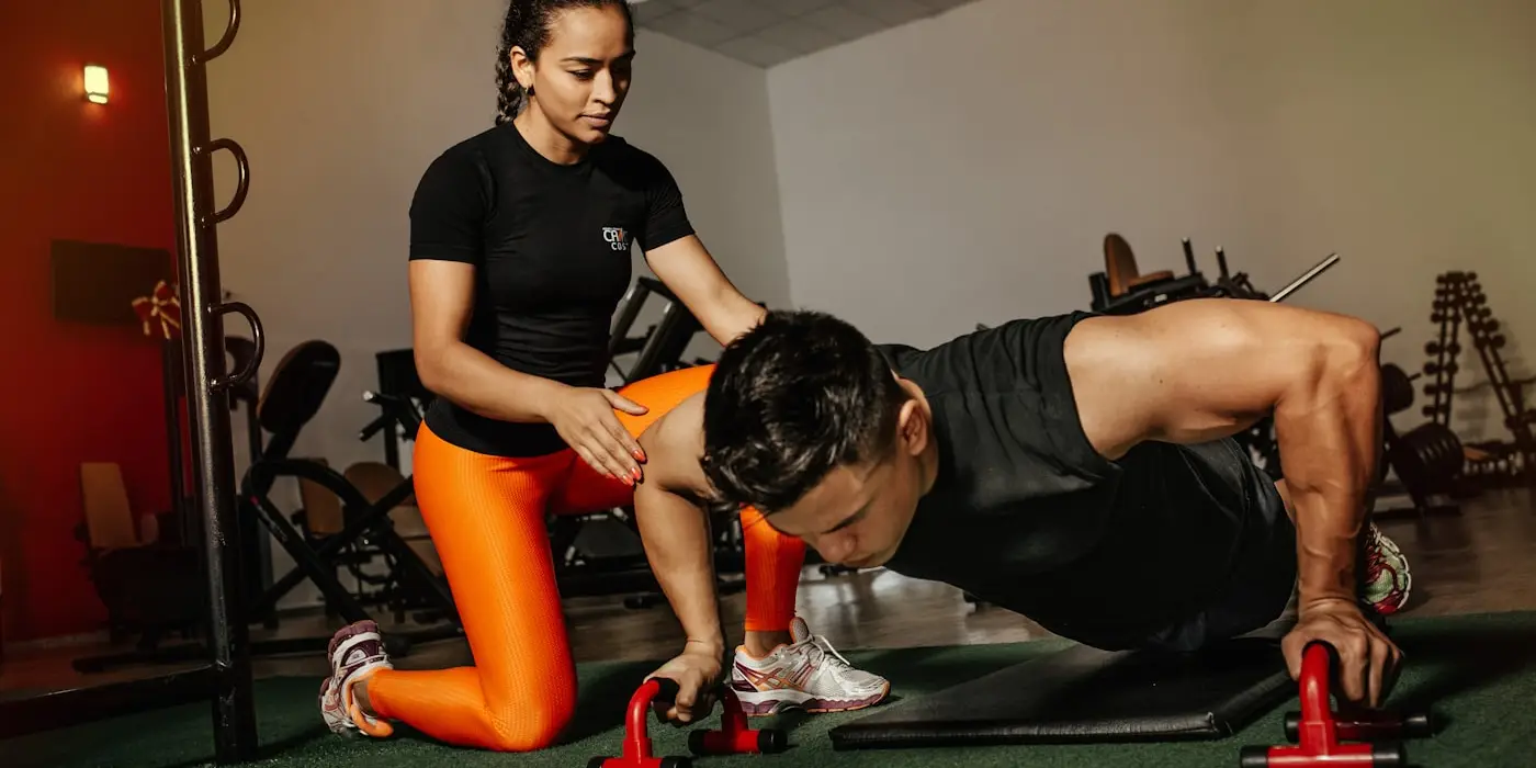 Yeni Form sertifikalı online fitness koçları, antrenman seansı
